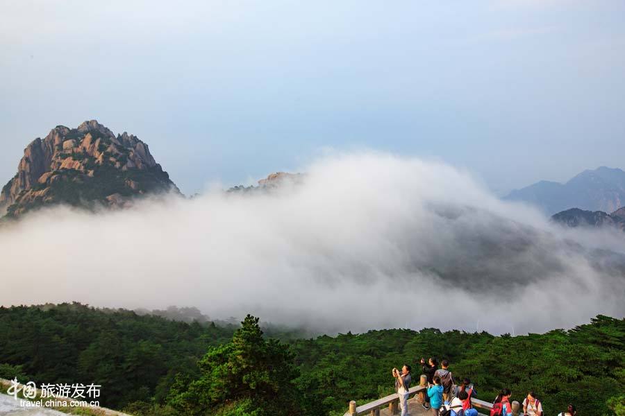 Chine : les monts Huang enveloppés par une brume épaisse