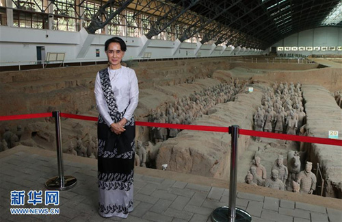 Aung San Suu Kyi en visite aux guerriers et chevaux de terre cuite des Qin et au Temple Famen de Xi'an