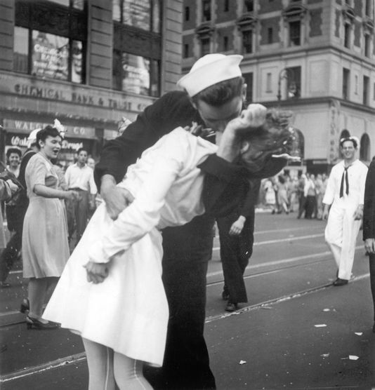 L'infirmière embrassée par un marin sur la photo iconique du V-J Day décède à l'âge de 92 ans