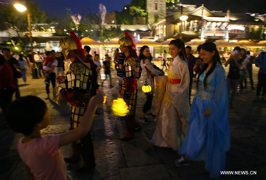Chine : célébrations de la fête de la mi-automne dans un bourg lacustre à Beijing