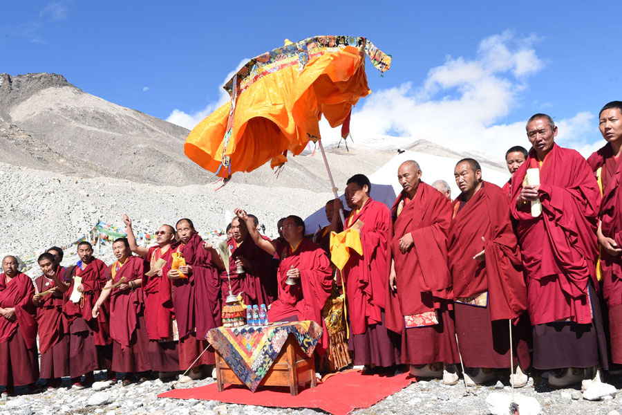 Prières du 11e Panchen-lama au pied du Qomolangma