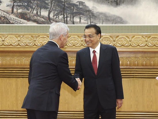 Le Premier ministre chinois rencontre des nouveaux ambassadeurs étrangers, à la veille de la fête nationale