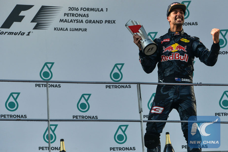 Grand Prix de Malaisie : Hamilton abandonne une victoire assurée à cause d'un problème de moteur