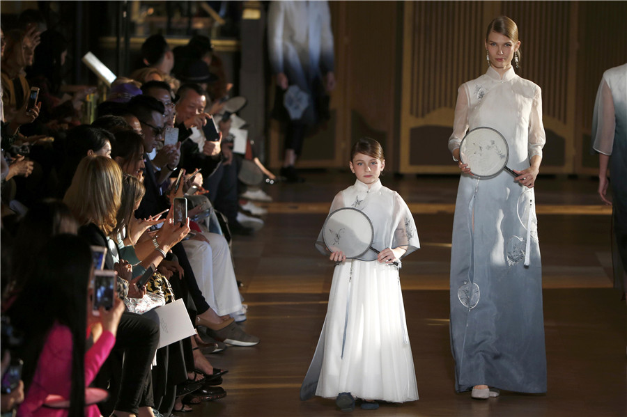 La créatrice de mode chinoise Xiong Ying brille à l’Opéra Garnier