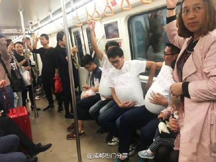 Dans le métro de Chengdu, des hommes « enceints » appellent à davantage de liberté pour les femmes enceintes