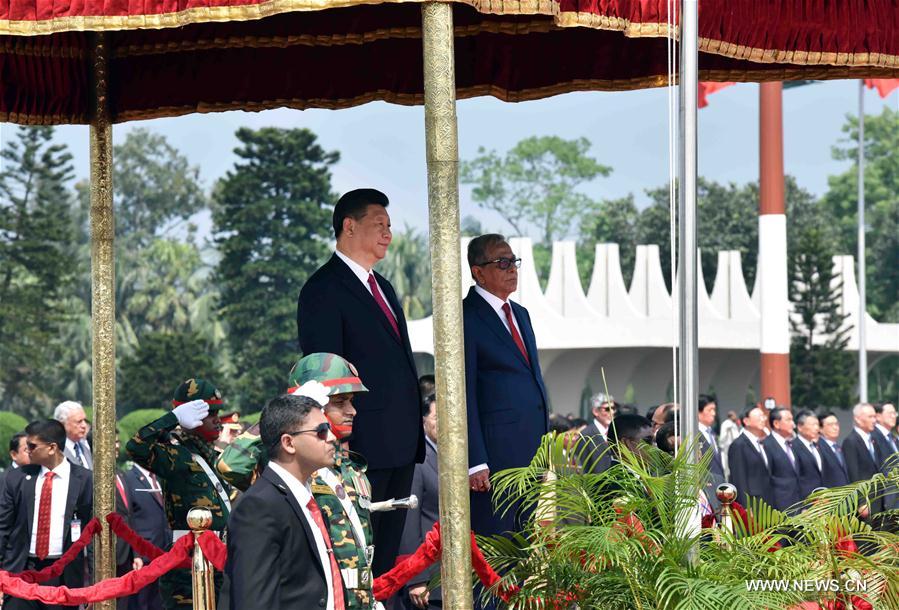 Xi Jinping arrive au Bangladesh pour une visite d'Etat