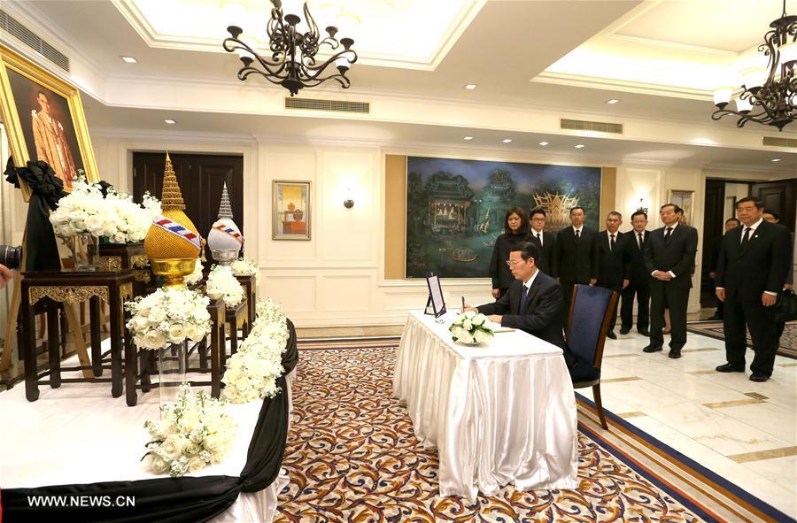 Un vice-PM chinois rend hommage au roi Bhumibol à l'ambassade de Thaïlande à Beijing