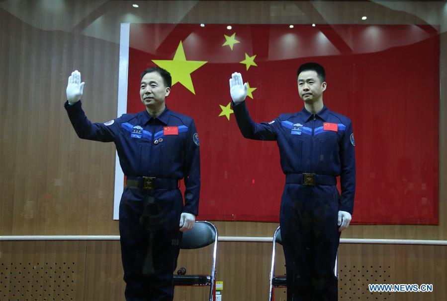 Les astronautes de la mission chinoise Shenzhou-11 rencontrent la presse