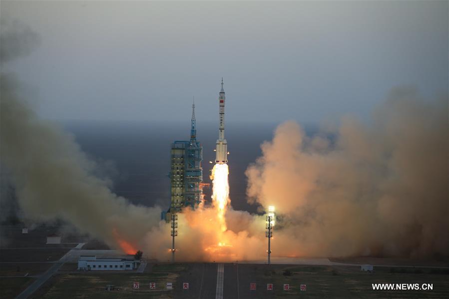 Le vaisseau spatial habité Shenzhou-11 est lancé