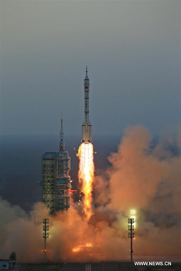 Le vaisseau spatial habité Shenzhou-11 est lancé