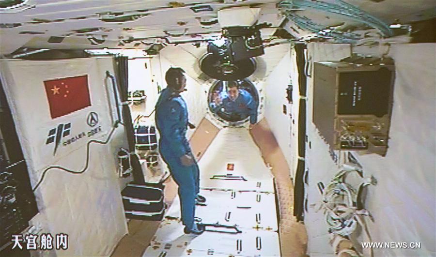 Les deux astronautes du vaisseau Shenzhou-11 entrent dans Tiangong-2