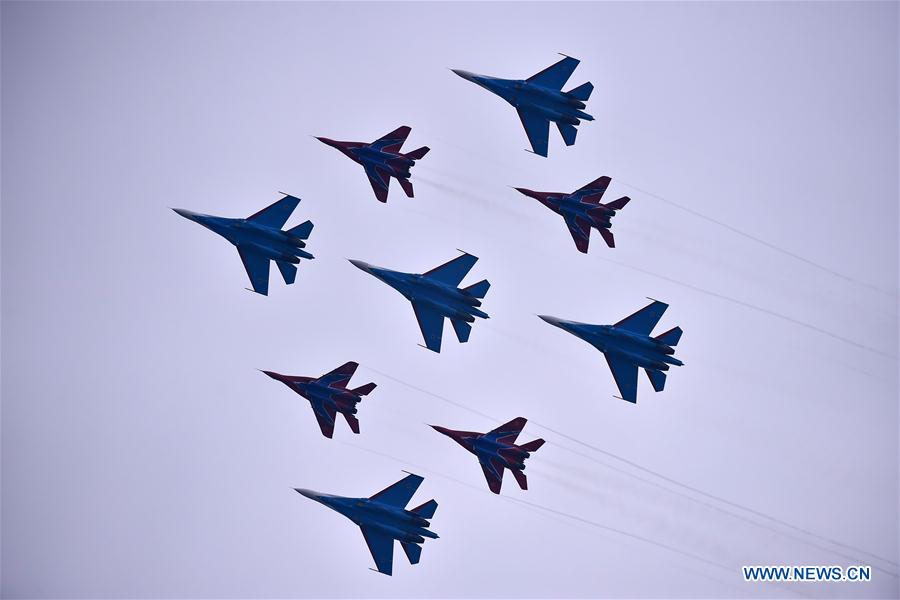 Formation conjointe de patrouilles acrobatiques russes à Zhuhai