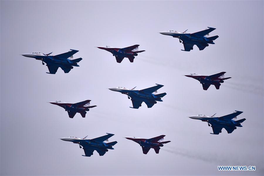 Formation conjointe de patrouilles acrobatiques russes à Zhuhai