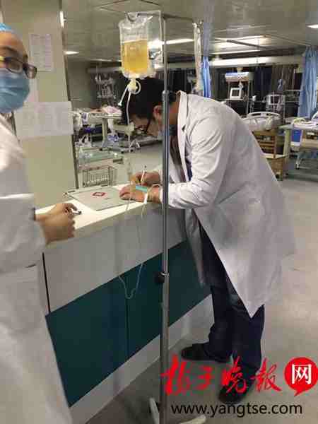 Un médecin soigne un patient tout en recevant une perfusion intraveineuse