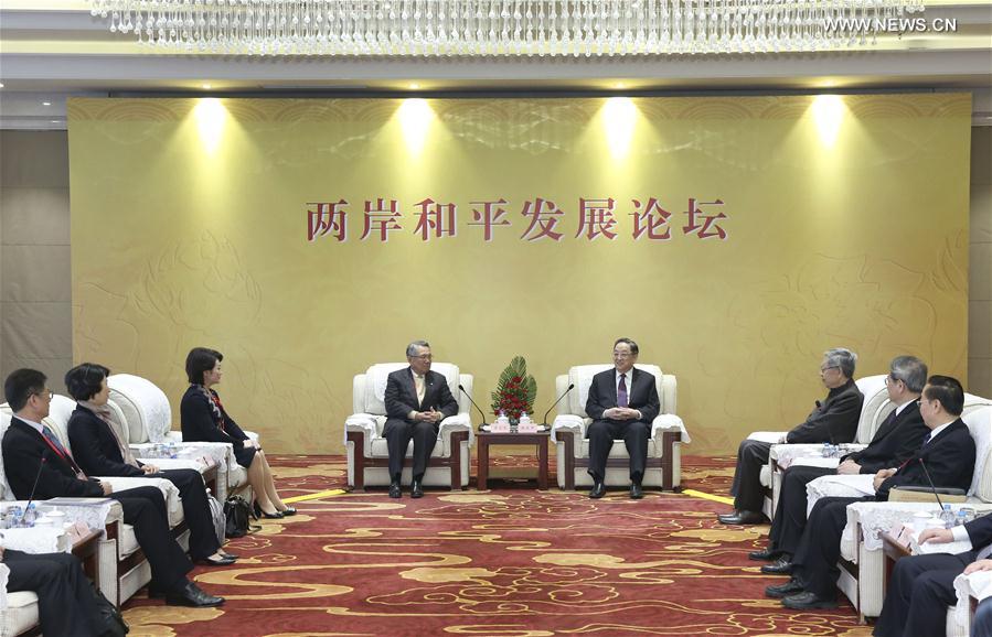 Yu Zhengsheng rencontre des représentants à un forum sur les relations transdétroit