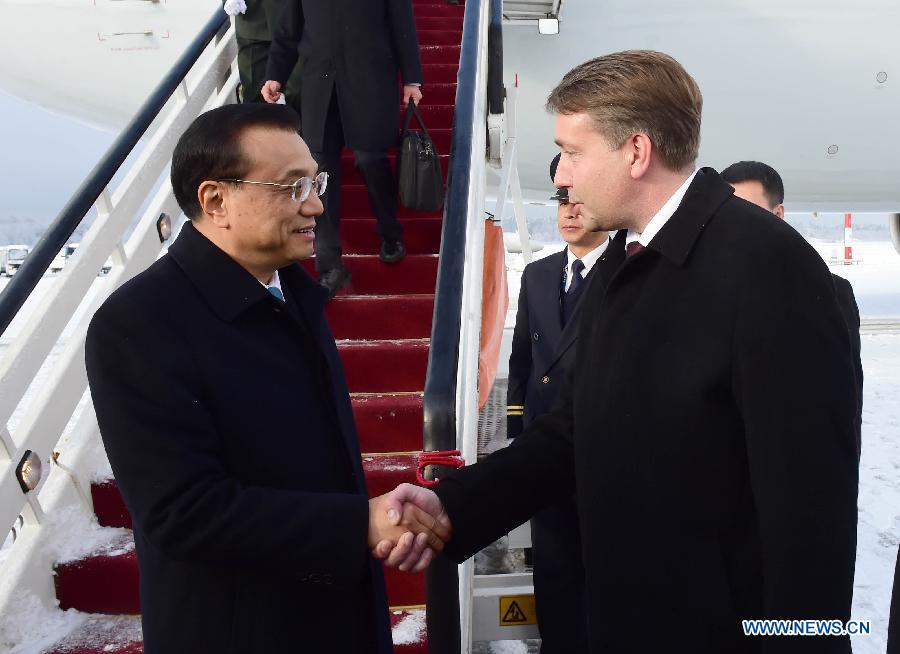 Arrivée du Premier ministre chinois en Lettonie pour une visite officielle et le sommet Chine-PECO