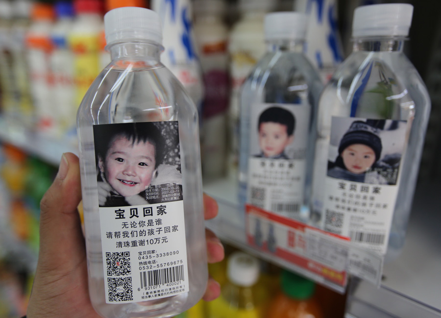 Des bouteilles d'eau pour venir en aide aux enfants disparus