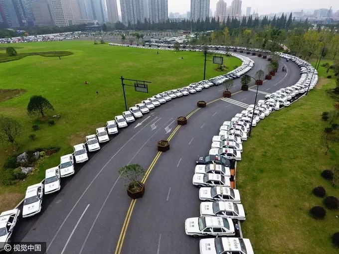Hangzhou : des voitures officielles en stationnement illégal ? 