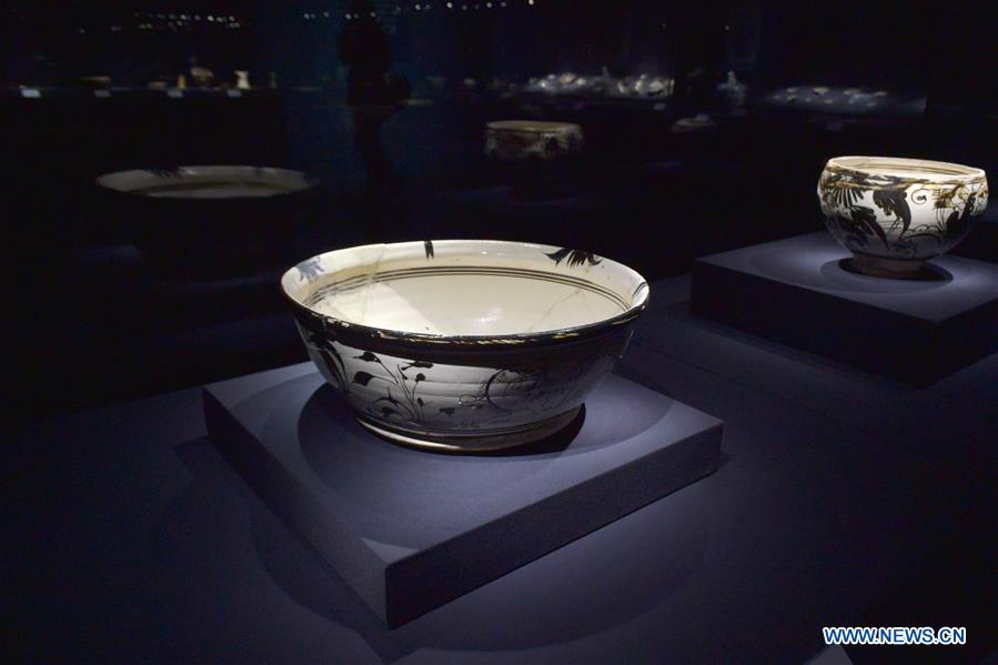 Exposition d'objets en porcelaine dans l'est de la Chine