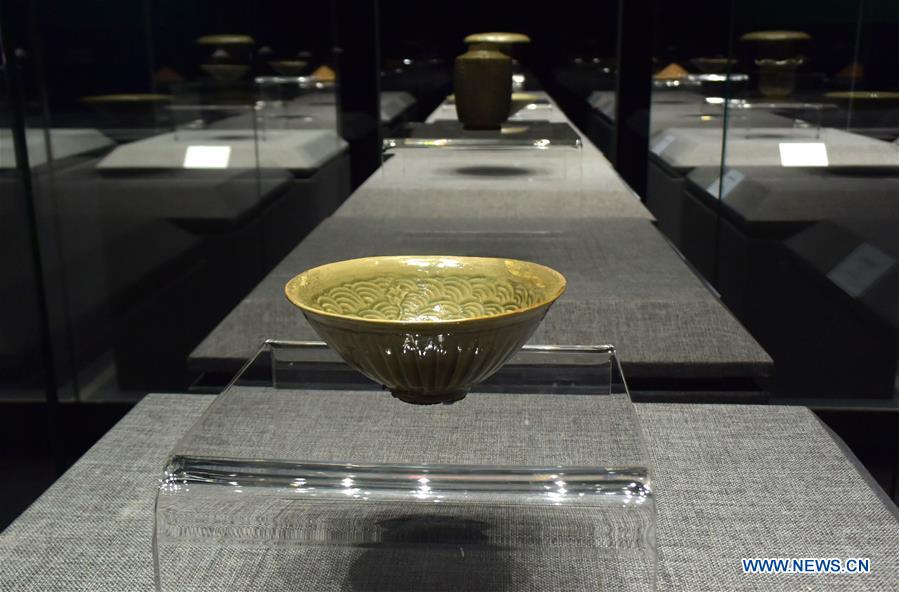 Exposition d'objets en porcelaine dans l'est de la Chine