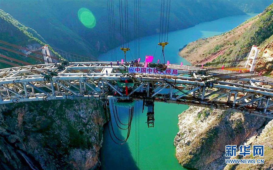 Jonction finale d'un grand pont en arc dans le Yunnan