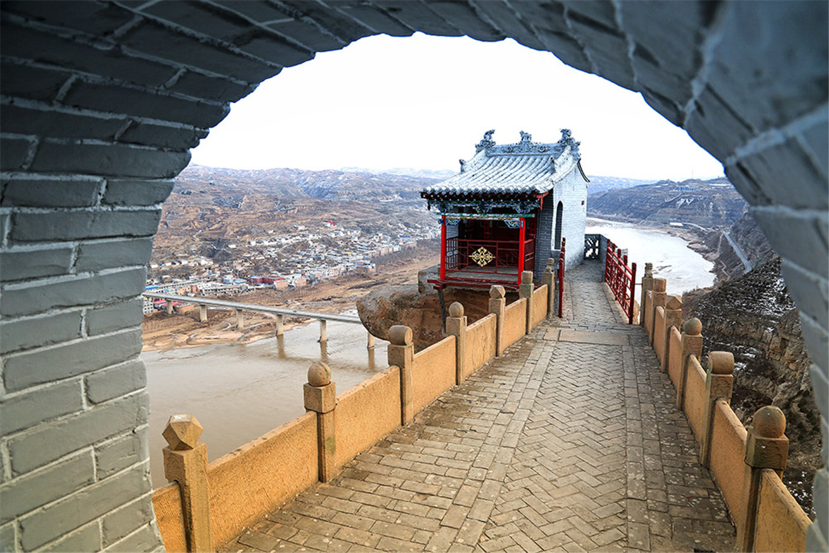 Le Temple Xianglu, une merveille perchée en haut d'un rocher surplombant le Fleuve Jaune