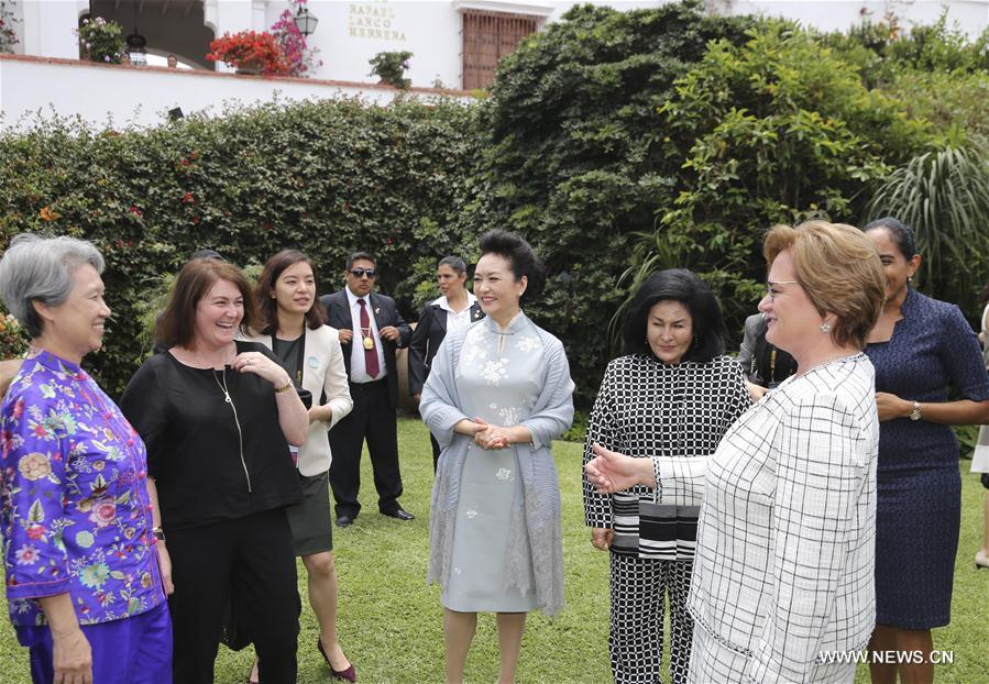 Peng Liyuan et des épouses de dirigeants de l'APEC visitent le musée Larco à Lima