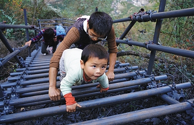 Photos : Ces enfants ont une échelle en acier