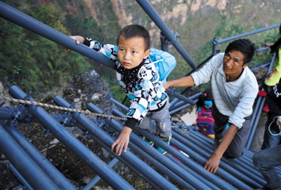 Photos : Ces enfants ont une échelle en acier