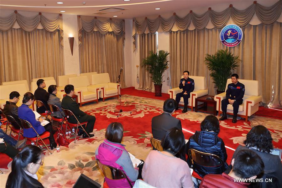 Les deux astronautes chinois rencontrent la presse après la mission Shenzhou-11