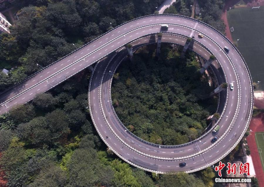 Chonqing : un pont en spirale qui donne le tournis