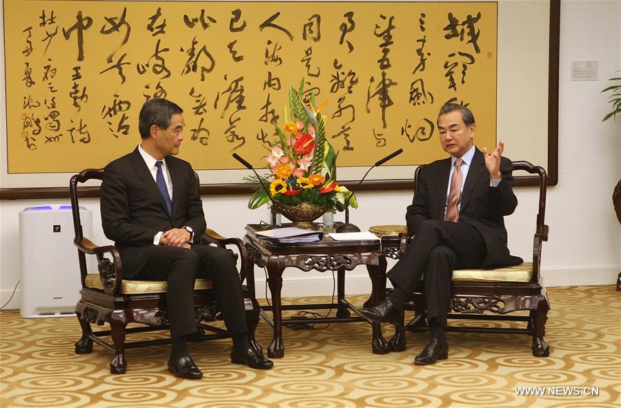 Le ministre chinois des AE rencontre le chef de l'exécutif de Hong Kong