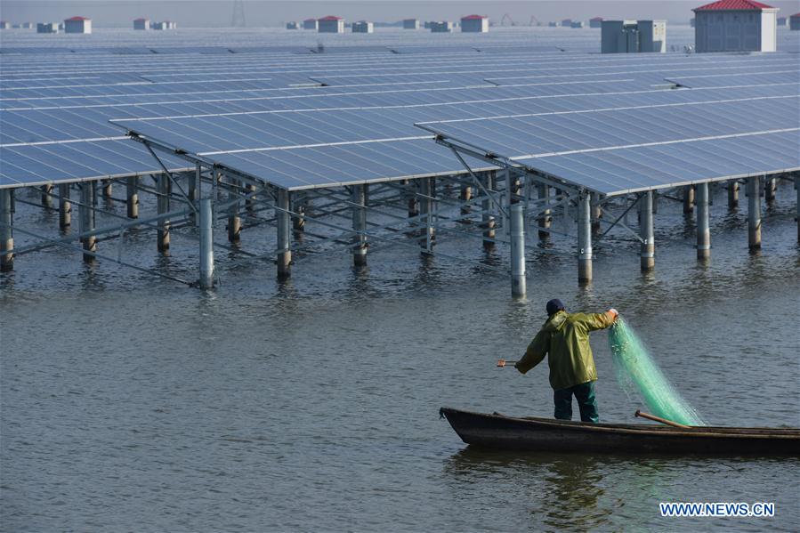 Chine : construction d'un projet d'énergie solaire sur des étangs de pêche
