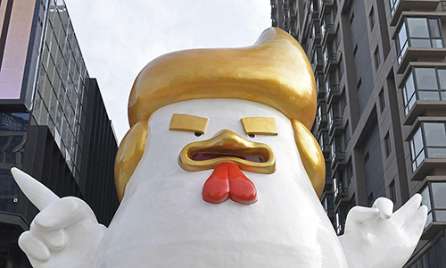 Nouvel An chinois : un coq géant à l'effigie de Trump