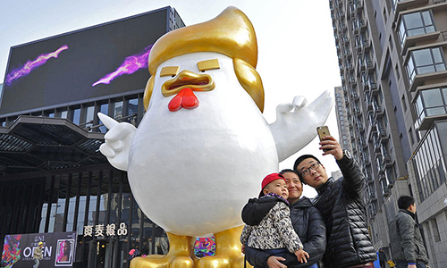 Nouvel An chinois : un coq géant à l'effigie de Trump