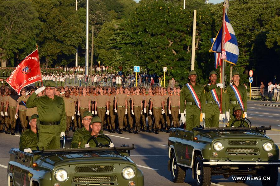 Cuba : défilé militaire à La Havane