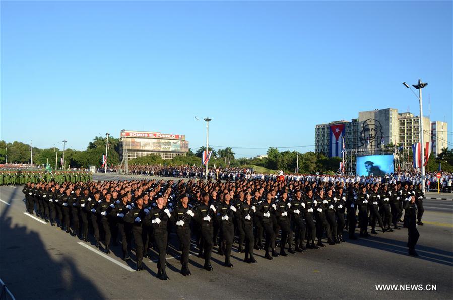 Cuba : défilé militaire à La Havane