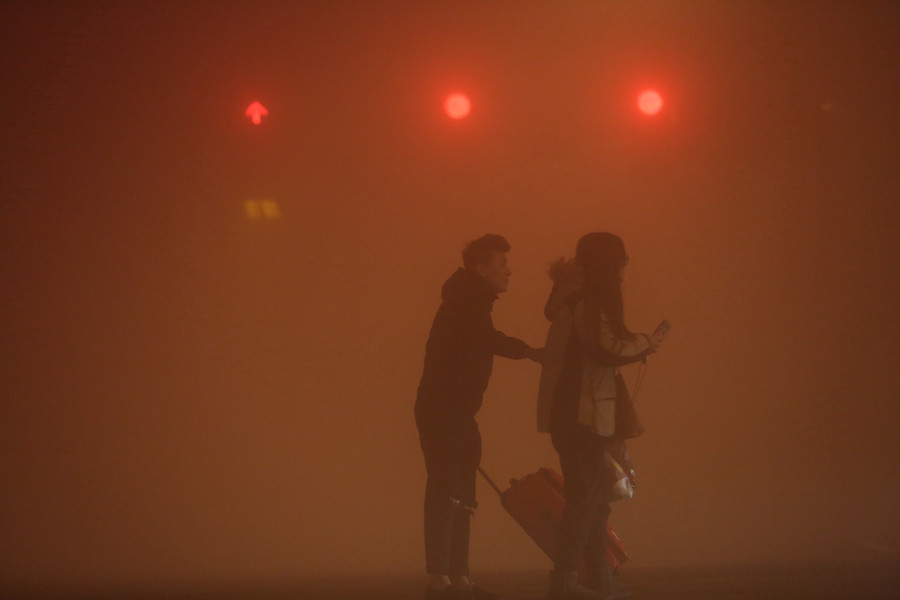 Un lourd smog continue d'étouffer les villes chinoises