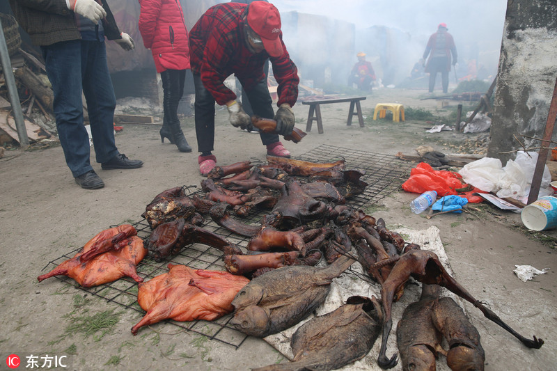 Les habitants du Sichuan portent des lunettes pour fumer de la viande pour le Nouvel An