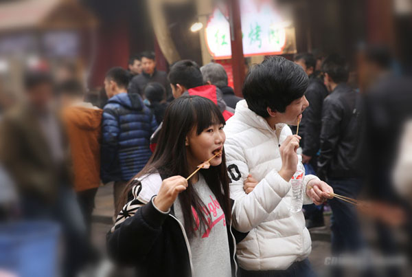 Les touristes dégustent des spécialités locales pour le Nouvel An à Xi'an