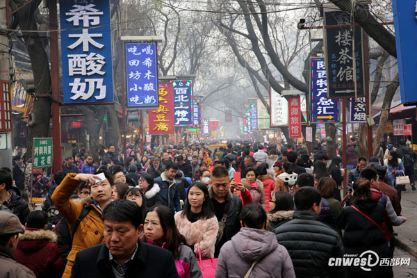 Les touristes dégustent des spécialités locales pour le Nouvel An à Xi'an