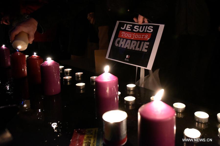 France : hommage aux victimes de l'attentat contre Charlie Hebdo à Paris