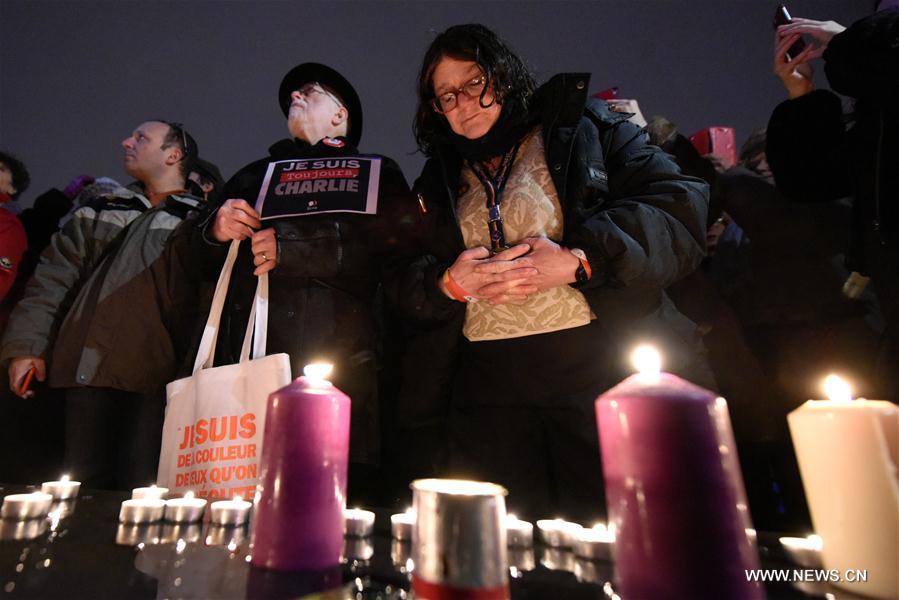 France : hommage aux victimes de l'attentat contre Charlie Hebdo à Paris