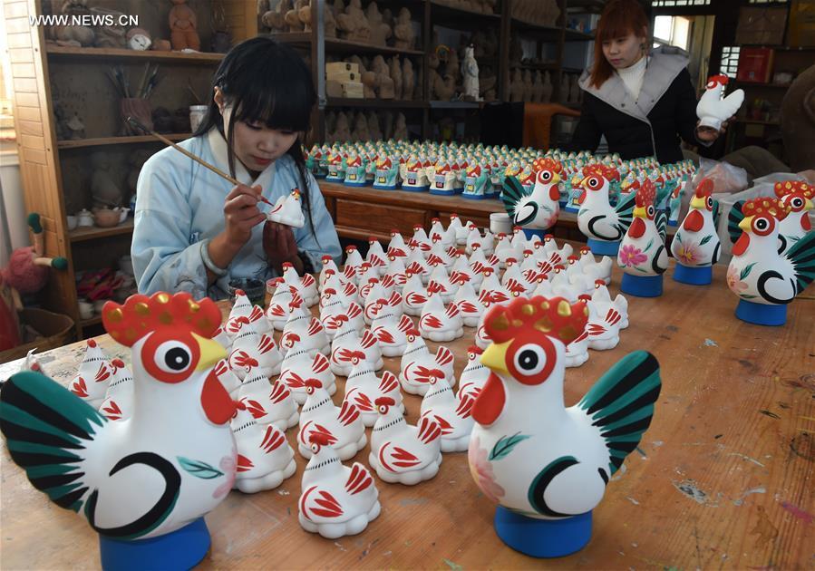 Des sculptures de coqs en argile pour le Nouvel An chinois