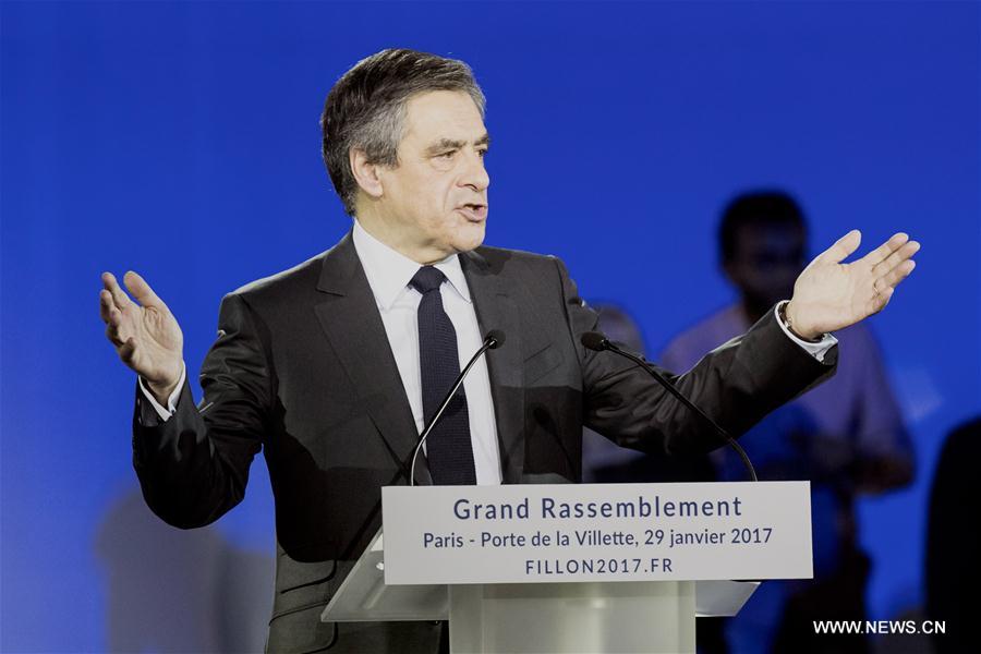 France : en pleine polémique, François Fillon se défend lors d'un rassemblement à Paris