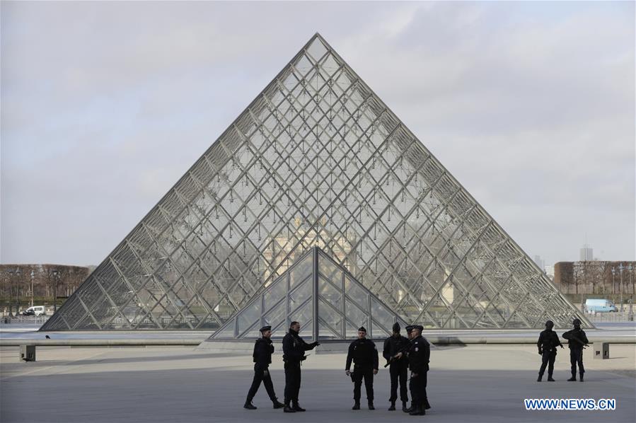 France: un militaire a ouvert le feu contre quelqu'un qui tentait de faire l'agression avec une arme blanche au Louvre