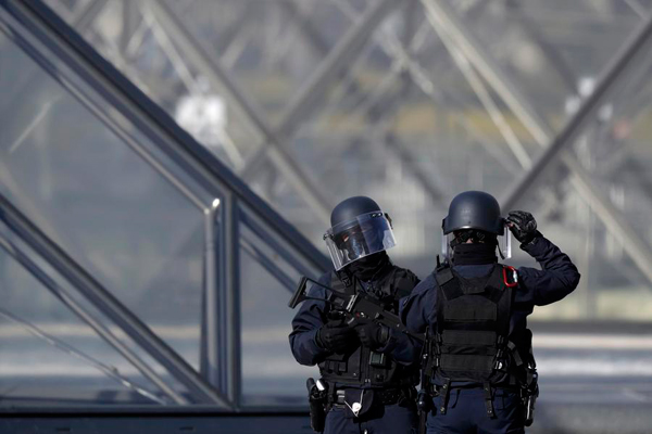 Attaque terroriste contre un groupe de soldats au Louvre, un blessé