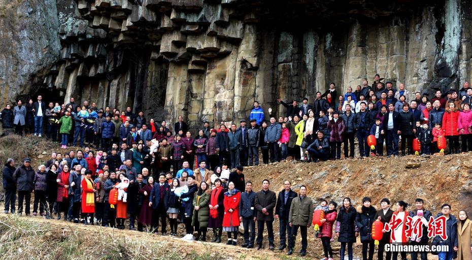 Plus de 500 personnes sur une spectaculaire photo de famille dans l'est de la Chine