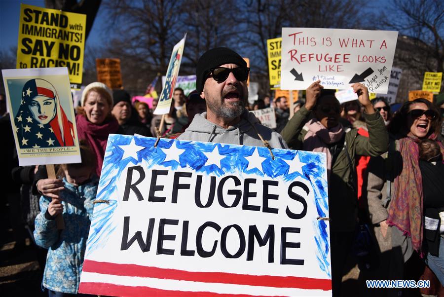 Des milliers de manifestants défilent à Washington contre le décret anti-immigration de Donald Trump 