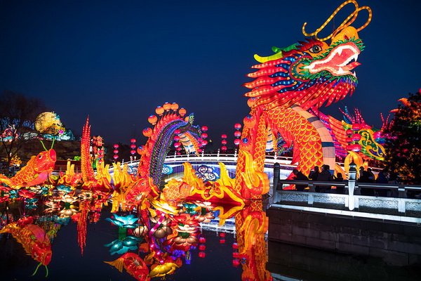 Le Festival des Lanternes du Jardin Furong des Grands Tang du Nouvel An chinois présenté six fois en quatre jours sur les émissions d'information de CCTV